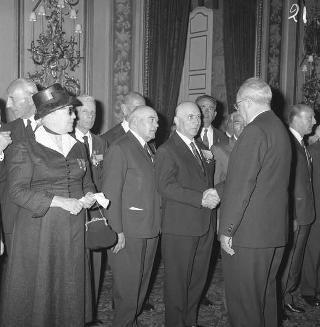 Il Generale di Corpo d'Armata Aldo Rossi, Presidente del Consiglio dell'Ordine militare d'Italia, con gli insigniti dell'Ordine in visita di omaggio al Presidente della Repubblica Giuseppe Saragat