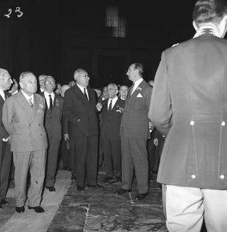 Il Generale di Corpo d'Armata Aldo Rossi, Presidente del Consiglio dell'Ordine militare d'Italia, con gli insigniti dell'Ordine in visita di omaggio al Presidente della Repubblica Giuseppe Saragat