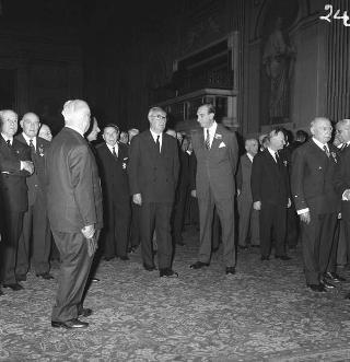 Il Generale di Corpo d'Armata Aldo Rossi, Presidente del Consiglio dell'Ordine militare d'Italia, con gli insigniti dell'Ordine in visita di omaggio al Presidente della Repubblica Giuseppe Saragat
