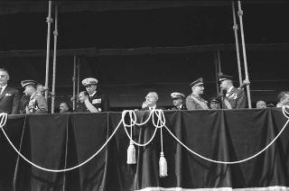 Il Presidente della Repubblica Giuseppe Saragat partecipa alle celebrazioni per la festa della Repubblica: rivista militare e deposizione di una corona di alloro al Sacello del Milite Ignoto all'Altare della Patria