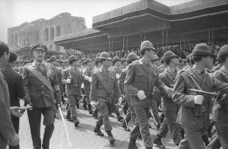 Il Presidente della Repubblica Giuseppe Saragat partecipa alle celebrazioni per la festa della Repubblica: rivista militare e deposizione di una corona di alloro al Sacello del Milite Ignoto all'Altare della Patria