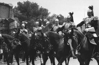 Il Presidente della Repubblica Giuseppe Saragat partecipa alle celebrazioni per la festa della Repubblica: rivista militare e deposizione di una corona di alloro al Sacello del Milite Ignoto all'Altare della Patria