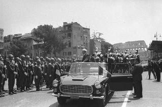 Il Presidente della Repubblica Giuseppe Saragat partecipa alle celebrazioni per la festa della Repubblica: rivista militare e deposizione di una corona di alloro al Sacello del Milite Ignoto all'Altare della Patria
