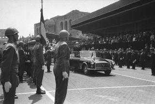 Il Presidente della Repubblica Giuseppe Saragat partecipa alle celebrazioni per la festa della Repubblica: rivista militare e deposizione di una corona di alloro al Sacello del Milite Ignoto all'Altare della Patria