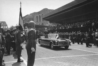 Il Presidente della Repubblica Giuseppe Saragat partecipa alle celebrazioni per la festa della Repubblica: rivista militare e deposizione di una corona di alloro al Sacello del Milite Ignoto all'Altare della Patria