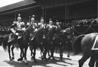 Il Presidente della Repubblica Giuseppe Saragat partecipa alle celebrazioni per la festa della Repubblica: rivista militare e deposizione di una corona di alloro al Sacello del Milite Ignoto all'Altare della Patria