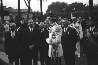 Il Presidente della Repubblica Giuseppe Saragat partecipa alle celebrazioni per la festa della Repubblica: rivista militare e deposizione di una corona di alloro al Sacello del Milite Ignoto all'Altare della Patria
