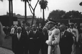 Il Presidente della Repubblica Giuseppe Saragat partecipa alle celebrazioni per la festa della Repubblica: rivista militare e deposizione di una corona di alloro al Sacello del Milite Ignoto all'Altare della Patria