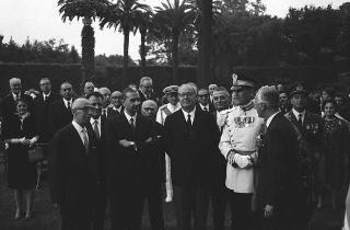 Il Presidente della Repubblica Giuseppe Saragat partecipa alle celebrazioni per la festa della Repubblica: rivista militare e deposizione di una corona di alloro al Sacello del Milite Ignoto all'Altare della Patria