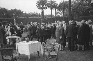 Il Presidente della Repubblica Giuseppe Saragat partecipa alle celebrazioni per la festa della Repubblica: rivista militare e deposizione di una corona di alloro al Sacello del Milite Ignoto all'Altare della Patria