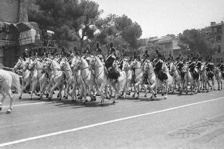 Il Presidente della Repubblica Giuseppe Saragat partecipa alle celebrazioni per la festa della Repubblica: rivista militare e deposizione di una corona di alloro al Sacello del Milite Ignoto all'Altare della Patria