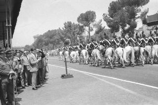 Il Presidente della Repubblica Giuseppe Saragat partecipa alle celebrazioni per la festa della Repubblica: rivista militare e deposizione di una corona di alloro al Sacello del Milite Ignoto all'Altare della Patria