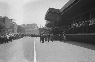 Il Presidente della Repubblica Giuseppe Saragat partecipa alle celebrazioni per la festa della Repubblica: rivista militare e deposizione di una corona di alloro al Sacello del Milite Ignoto all'Altare della Patria