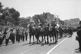 Il Presidente della Repubblica Giuseppe Saragat partecipa alle celebrazioni per la festa della Repubblica: rivista militare e deposizione di una corona di alloro al Sacello del Milite Ignoto all'Altare della Patria