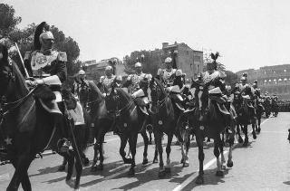Il Presidente della Repubblica Giuseppe Saragat partecipa alle celebrazioni per la festa della Repubblica: rivista militare e deposizione di una corona di alloro al Sacello del Milite Ignoto all'Altare della Patria