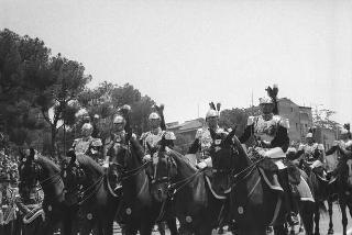 Il Presidente della Repubblica Giuseppe Saragat partecipa alle celebrazioni per la festa della Repubblica: rivista militare e deposizione di una corona di alloro al Sacello del Milite Ignoto all'Altare della Patria