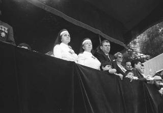 Il Presidente della Repubblica Giuseppe Saragat partecipa alle celebrazioni per la festa della Repubblica: rivista militare e deposizione di una corona di alloro al Sacello del Milite Ignoto all'Altare della Patria
