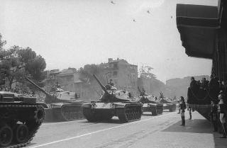 Il Presidente della Repubblica Giuseppe Saragat partecipa alle celebrazioni per la festa della Repubblica: rivista militare e deposizione di una corona di alloro al Sacello del Milite Ignoto all'Altare della Patria