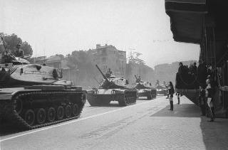 Il Presidente della Repubblica Giuseppe Saragat partecipa alle celebrazioni per la festa della Repubblica: rivista militare e deposizione di una corona di alloro al Sacello del Milite Ignoto all'Altare della Patria