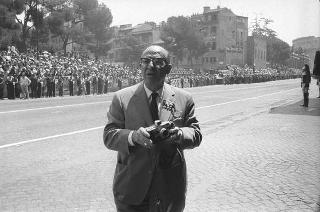 Il Presidente della Repubblica Giuseppe Saragat partecipa alle celebrazioni per la festa della Repubblica: rivista militare e deposizione di una corona di alloro al Sacello del Milite Ignoto all'Altare della Patria