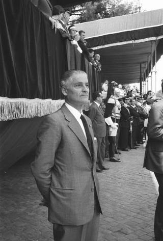 Il Presidente della Repubblica Giuseppe Saragat partecipa alle celebrazioni per la festa della Repubblica: rivista militare e deposizione di una corona di alloro al Sacello del Milite Ignoto all'Altare della Patria