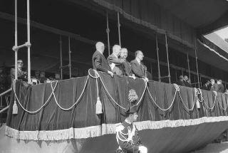 Il Presidente della Repubblica Giuseppe Saragat partecipa alle celebrazioni per la festa della Repubblica: rivista militare e deposizione di una corona di alloro al Sacello del Milite Ignoto all'Altare della Patria