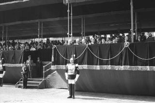 Il Presidente della Repubblica Giuseppe Saragat partecipa alle celebrazioni per la festa della Repubblica: rivista militare e deposizione di una corona di alloro al Sacello del Milite Ignoto all'Altare della Patria