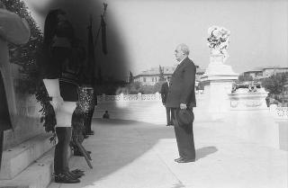 Il Presidente della Repubblica Giuseppe Saragat partecipa alle celebrazioni per la festa della Repubblica: rivista militare e deposizione di una corona di alloro al Sacello del Milite Ignoto all'Altare della Patria