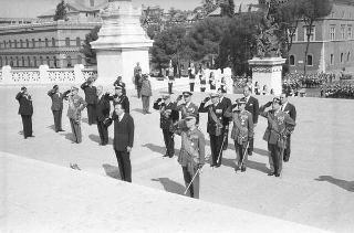 Il Presidente della Repubblica Giuseppe Saragat partecipa alle celebrazioni per la festa della Repubblica: rivista militare e deposizione di una corona di alloro al Sacello del Milite Ignoto all'Altare della Patria