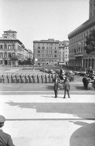 Il Presidente della Repubblica Giuseppe Saragat partecipa alle celebrazioni per la festa della Repubblica: rivista militare e deposizione di una corona di alloro al Sacello del Milite Ignoto all'Altare della Patria