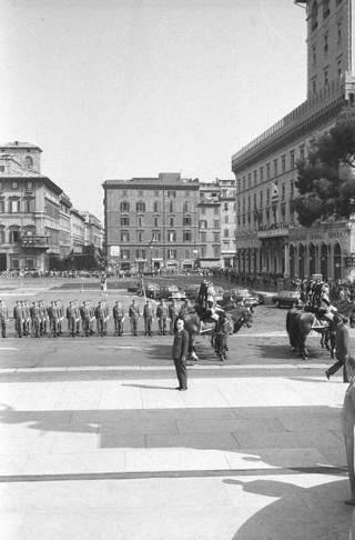 Il Presidente della Repubblica Giuseppe Saragat partecipa alle celebrazioni per la festa della Repubblica: rivista militare e deposizione di una corona di alloro al Sacello del Milite Ignoto all'Altare della Patria