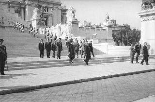 Il Presidente della Repubblica Giuseppe Saragat partecipa alle celebrazioni per la festa della Repubblica: rivista militare e deposizione di una corona di alloro al Sacello del Milite Ignoto all'Altare della Patria