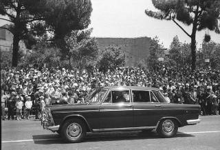 Il Presidente della Repubblica Giuseppe Saragat partecipa alle celebrazioni per la festa della Repubblica: rivista militare e deposizione di una corona di alloro al Sacello del Milite Ignoto all'Altare della Patria