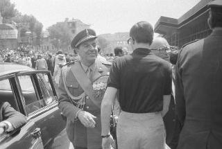 Il Presidente della Repubblica Giuseppe Saragat partecipa alle celebrazioni per la festa della Repubblica: rivista militare e deposizione di una corona di alloro al Sacello del Milite Ignoto all'Altare della Patria