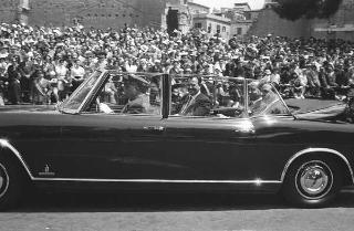 Il Presidente della Repubblica Giuseppe Saragat partecipa alle celebrazioni per la festa della Repubblica: rivista militare e deposizione di una corona di alloro al Sacello del Milite Ignoto all'Altare della Patria