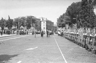 Il Presidente della Repubblica Giuseppe Saragat partecipa alle celebrazioni per la festa della Repubblica: rivista militare e deposizione di una corona di alloro al Sacello del Milite Ignoto all'Altare della Patria