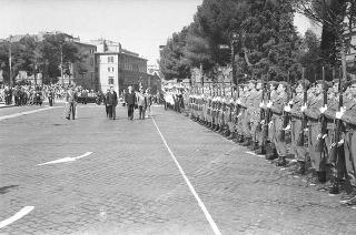 Il Presidente della Repubblica Giuseppe Saragat partecipa alle celebrazioni per la festa della Repubblica: rivista militare e deposizione di una corona di alloro al Sacello del Milite Ignoto all'Altare della Patria