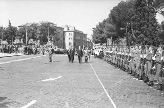 Il Presidente della Repubblica Giuseppe Saragat partecipa alle celebrazioni per la festa della Repubblica: rivista militare e deposizione di una corona di alloro al Sacello del Milite Ignoto all'Altare della Patria