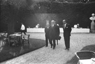 Ricevimento offerto dal Presidente della Repubblica Giuseppe Saragat alle Alte Cariche dello Stato per la Festa della Repubblica nei Giardini del Quirinale