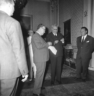 Saturno Nevola, Presidente della Sezione combattenti e reduci del Quirinale, con i componenti il Consiglio della Sezione in visita di omaggio al Presidente della Repubblica Giuseppe Saragat