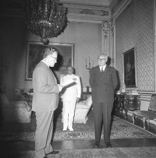 Saturno Nevola, Presidente della Sezione combattenti e reduci del Quirinale, con i componenti il Consiglio della Sezione in visita di omaggio al Presidente della Repubblica Giuseppe Saragat
