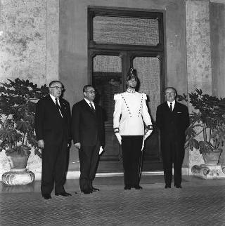 Mario Berry, commissario straordinario dell'Istituto Poligrafico dello Stato,  in visita di omaggio al Presidente della Repubblica Giuseppe Saragat per consegnare in dono la nuova edizione della Divina Commedia