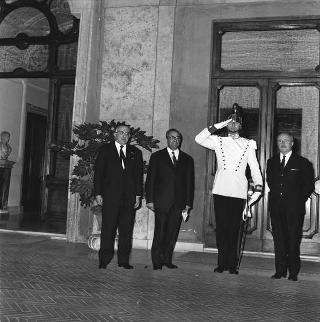 Mario Berry, commissario straordinario dell'Istituto Poligrafico dello Stato,  in visita di omaggio al Presidente della Repubblica Giuseppe Saragat per consegnare in dono la nuova edizione della Divina Commedia