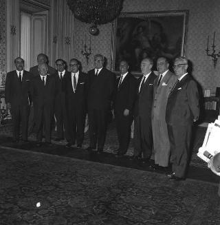 Il Presidente della Repubblica Giuseppe Saragat incontra Amerigo Petrucci, sindaco di Roma, e l'avv. Renato Loriedo, Direttore generale del Demanio, e altri, per la cessione di parte del litorale di Castelporziano al Comune di Roma