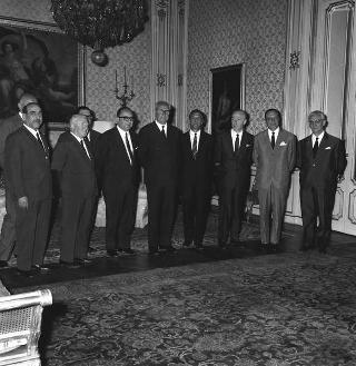 Il Presidente della Repubblica Giuseppe Saragat incontra Amerigo Petrucci, sindaco di Roma, e l'avv. Renato Loriedo, Direttore generale del Demanio, e altri, per la cessione di parte del litorale di Castelporziano al Comune di Roma