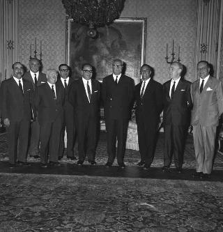 Il Presidente della Repubblica Giuseppe Saragat incontra Amerigo Petrucci, sindaco di Roma, e l'avv. Renato Loriedo, Direttore generale del Demanio, e altri, per la cessione di parte del litorale di Castelporziano al Comune di Roma