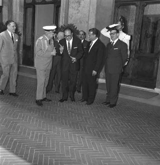 Il Presidente della Repubblica Giuseppe Saragat incontra Amerigo Petrucci, sindaco di Roma, e l'avv. Renato Loriedo, Direttore generale del Demanio, e altri, per la cessione di parte del litorale di Castelporziano al Comune di Roma