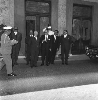Il Presidente della Repubblica Giuseppe Saragat incontra Amerigo Petrucci, sindaco di Roma, e l'avv. Renato Loriedo, Direttore generale del Demanio, e altri, per la cessione di parte del litorale di Castelporziano al Comune di Roma