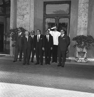 Il Presidente della Repubblica Giuseppe Saragat incontra Amerigo Petrucci, sindaco di Roma, e l'avv. Renato Loriedo, Direttore generale del Demanio, e altri, per la cessione di parte del litorale di Castelporziano al Comune di Roma