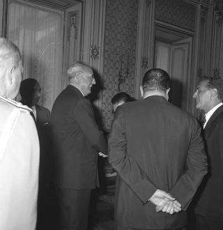 Il Presidente della Repubblica Giuseppe Saragat incontra Amerigo Petrucci, sindaco di Roma, e l'avv. Renato Loriedo, Direttore generale del Demanio, e altri, per la cessione di parte del litorale di Castelporziano al Comune di Roma